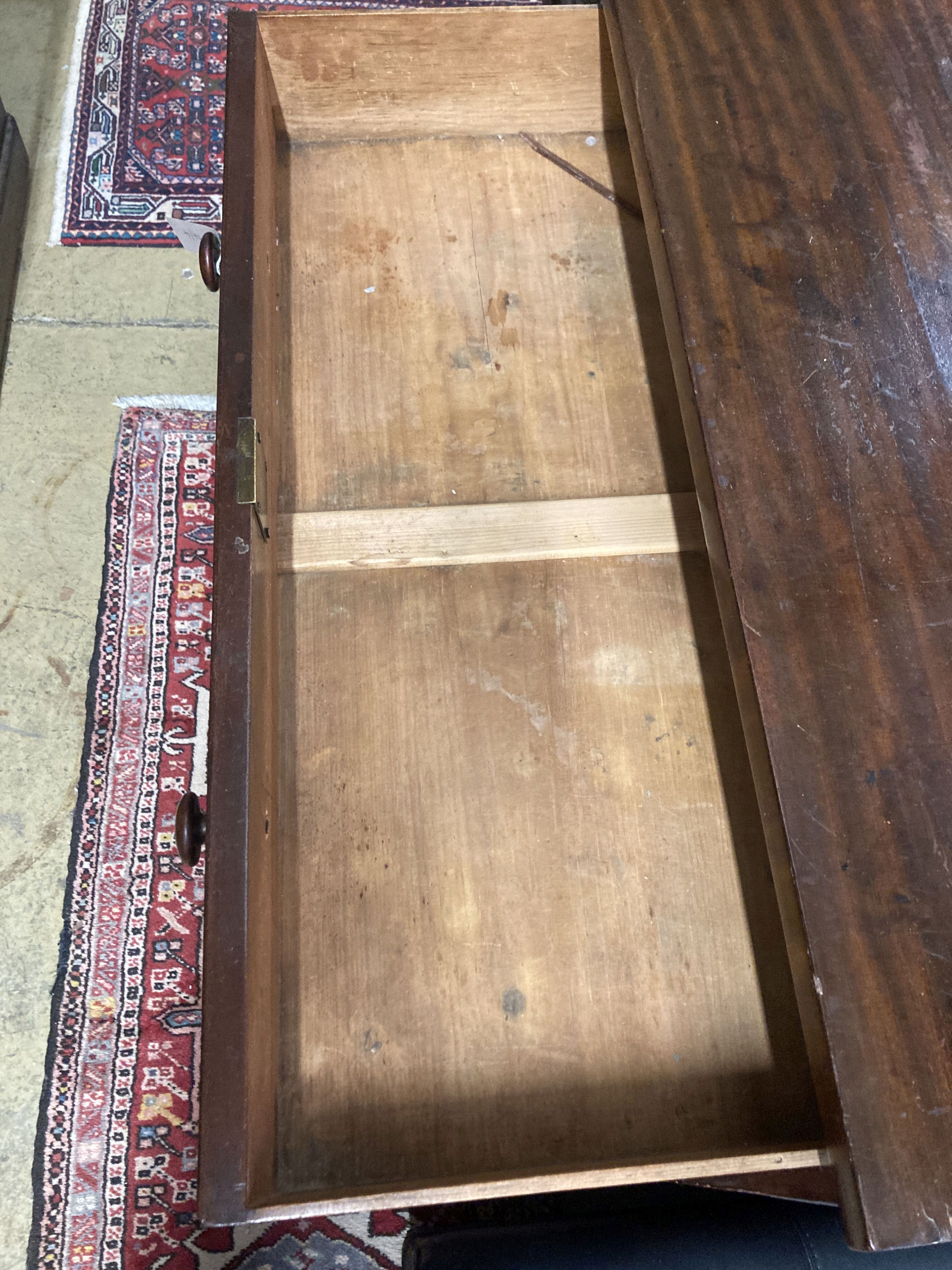 An early Victorian mahogany chest of drawers, width 94cm, depth 48cm, height 100cm